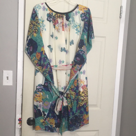 Women’s Large mid-length dress with flutter sleeves and tie in back. - Picture 2 of 4